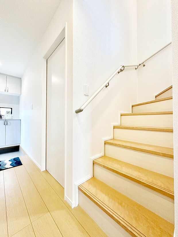 階段は手すり付きなので小さなお子さまやご高齢の方も安心です