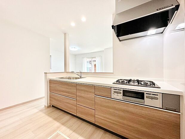 リビングで遊ぶお子様を見守りながらお料理ができる対面キッチン。  