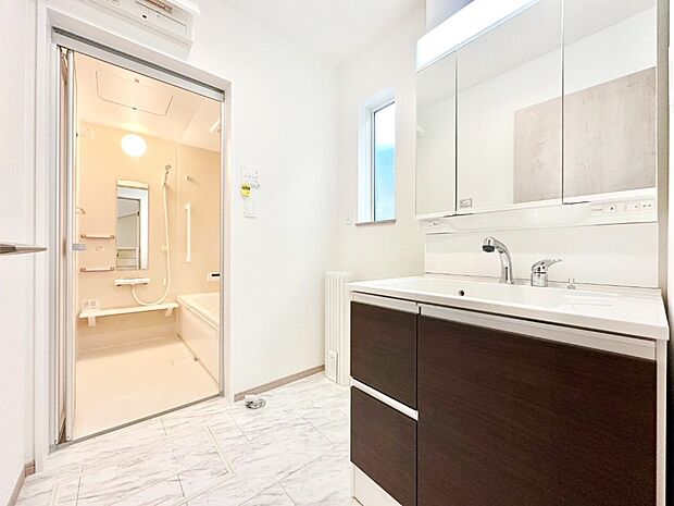 清潔感ある洗面化粧室で朝の身支度も快適  