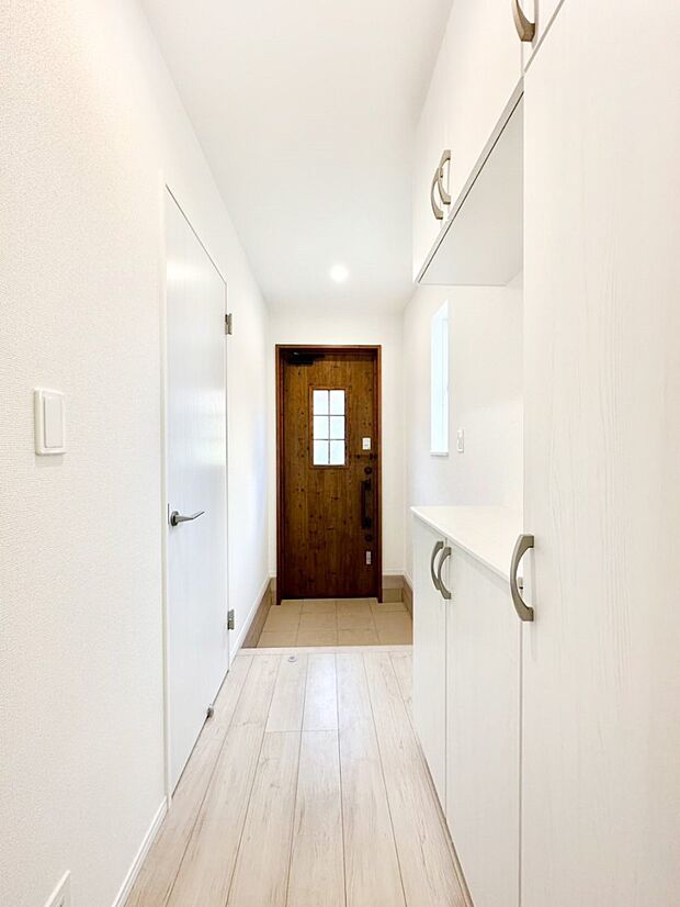 明るい玄関はお客様をお出迎えするのにぴったりです！ 