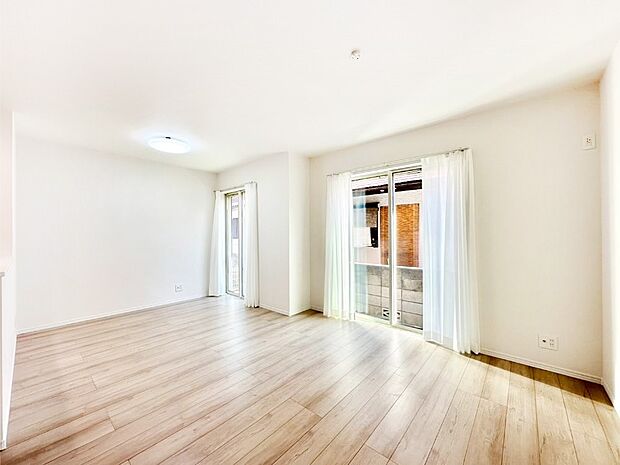 明るい陽光が注ぎ、寛ぎの雰囲気に満たされるダイニング。   