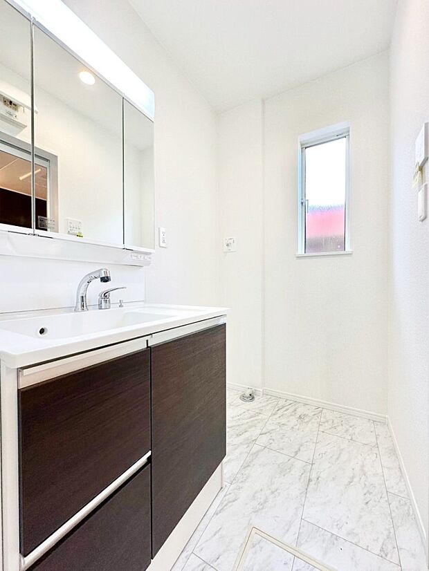 明るい洗面所は毎朝の身支度も楽しくできちゃいそうです。    