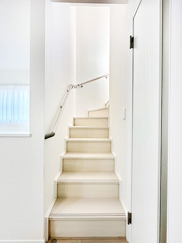 安全性を考慮し階段には手すりを設置しています