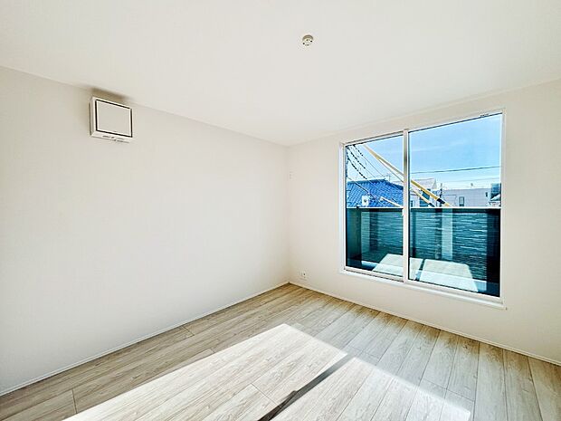 明るいバルコニーサイドに洋室を設置。目覚めの良い寝室に。