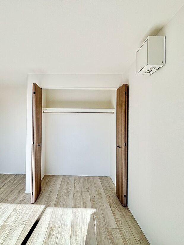 洋室のクローゼット。奥行きがあるので厚手の衣類もすっきり収まります。