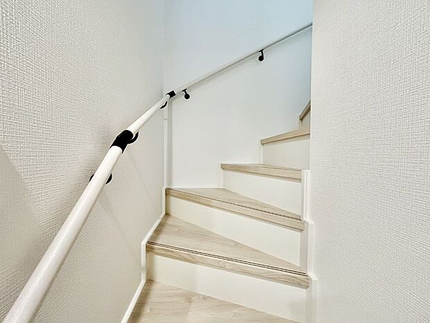 安全性を考慮し階段には手すりを設置しています