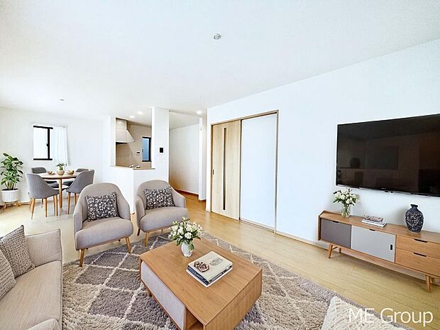 落ち着いた雰囲気のLDKは家族みんなの快適空間※家具はCGです