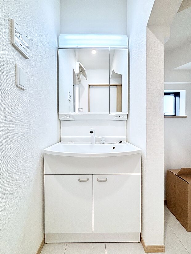 大きく見やすい三面鏡で清潔感ある洗面台は、身だしなみチェックや肌のお手入れにおすすめです。