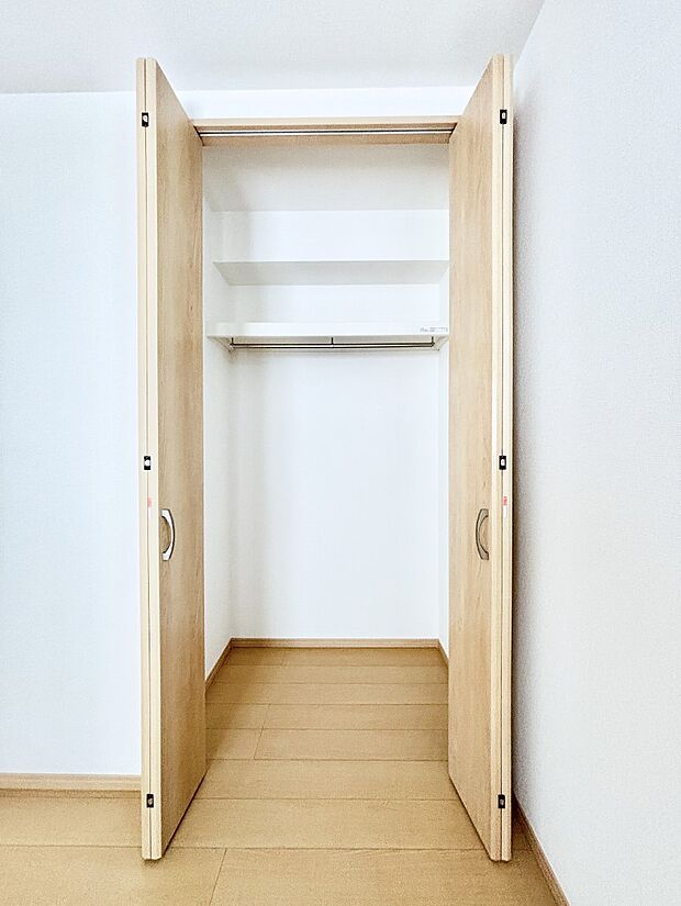 洋室のクローゼット。奥行きがあるので厚手の衣類もすっきり収まります。