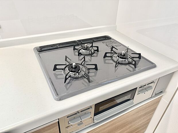 ガスコンロはSiセンサー搭載。火力調節や焦げ付き・消し忘れも防いでくれます。