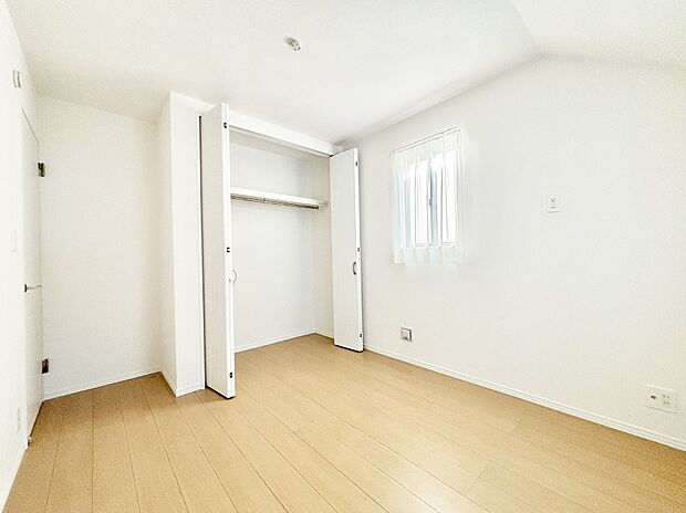 開放感のある勾配天井が素敵な洋室。全居室クローゼット付きです。