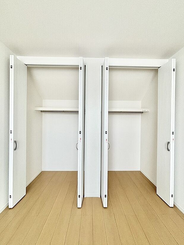 洋室のクローゼット。奥行きがあるので厚手の衣類もすっきり収まります。