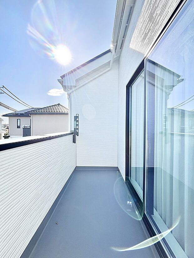 南向きのバルコニー!ご家族の洗濯物はもちろん、お布団もたっぷり干せます!