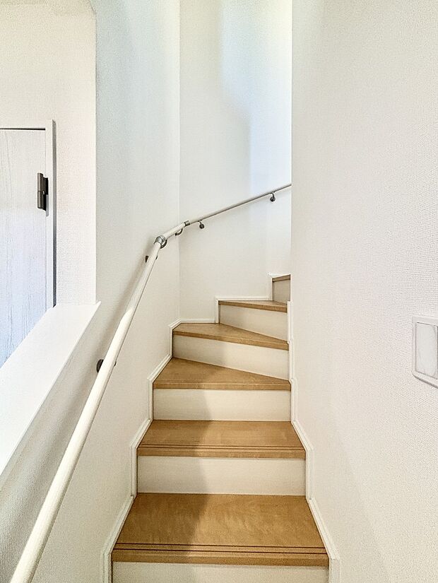 安全性を考慮し階段には手すりを設置しています