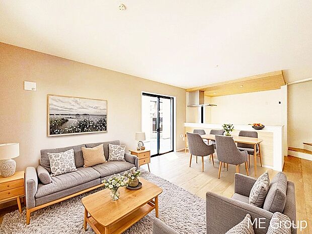 落ち着いた雰囲気のLDKは家族みんなの快適空間※家具はCGです