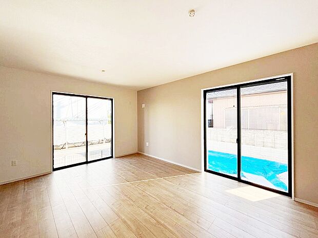 大きな窓からたっぷりの陽光と風を感じられるリビング