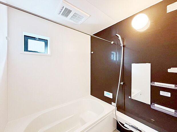 一日の疲れを癒してくれる明るい清潔感のあるバスルーム