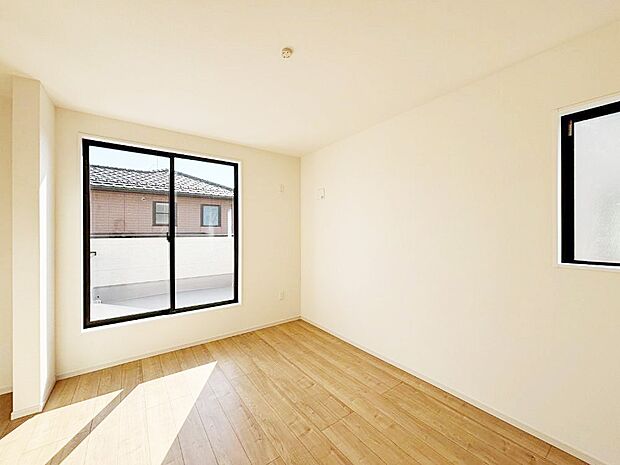 バルコニーが開放感をプラスしてくれる洋室