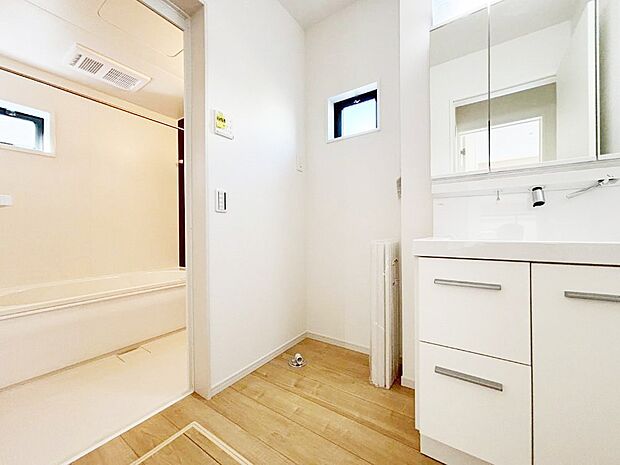 清潔感ある洗面化粧室で朝の身支度も快適