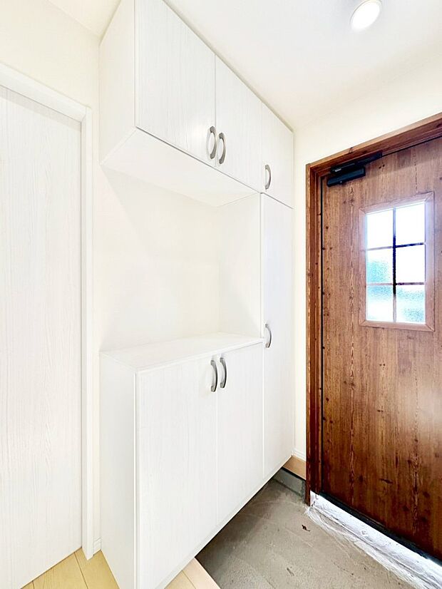 下駄箱はご家族の写真や季節のインテリアで飾り棚として演出できます