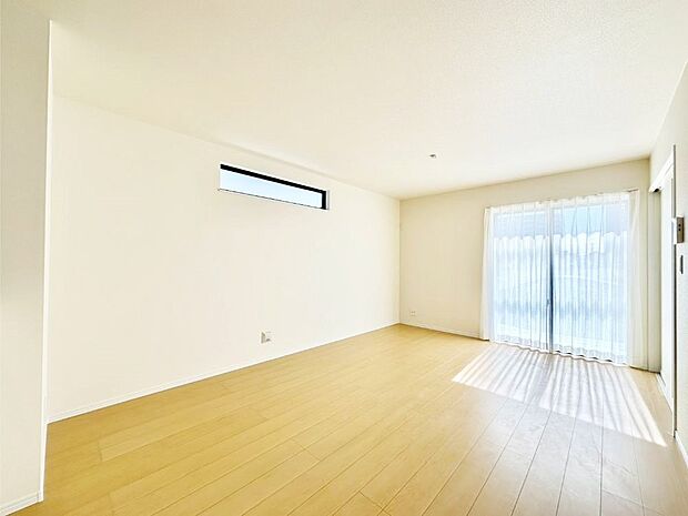 大きな窓からたっぷりの陽光と風を感じられるリビング