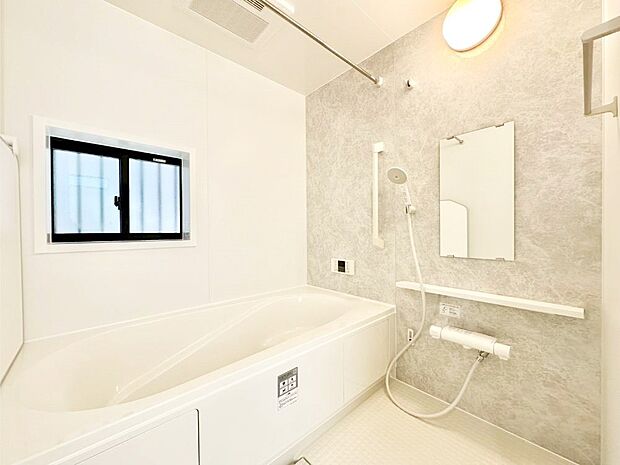 一日の疲れを癒してくれる明るい清潔感のあるバスルーム