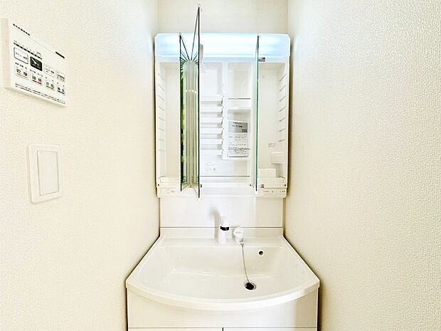 三面鏡の裏に、化粧品や衛生用品などを収納可能。洗面台をすっきりと保ちます!