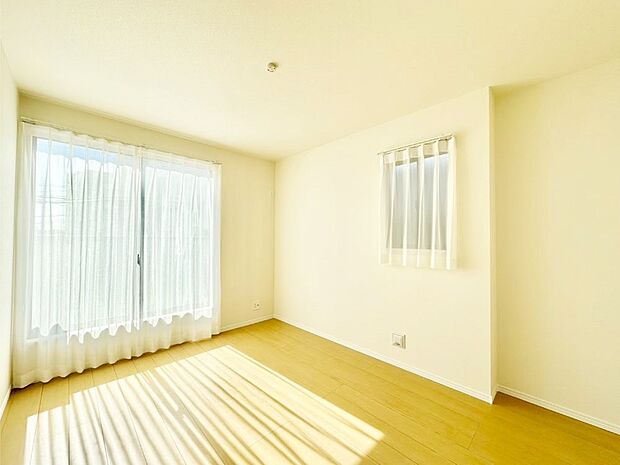 バルコニーが開放感をプラスしてくれる洋室