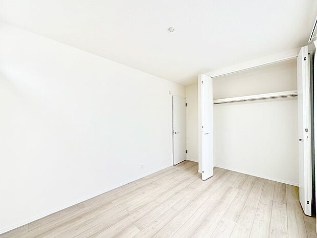 使いやすい形でベットや家具の置き方にも困ることもありません。