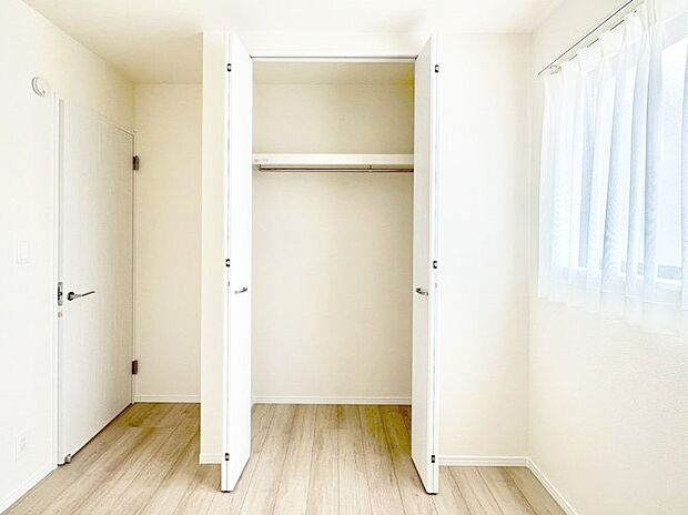 洋室のクローゼット。奥行きがあるので厚手の衣類もすっきり収まります。