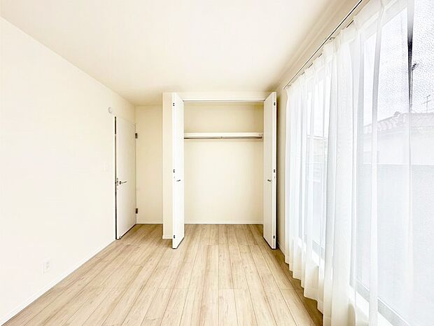 バルコニーが開放感をプラスしてくれる洋室