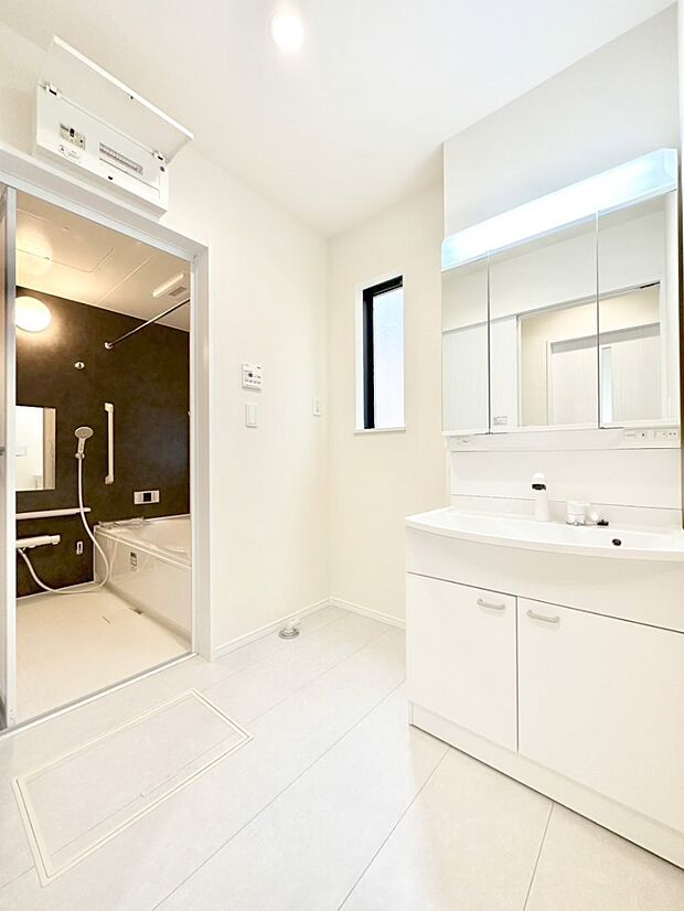 身支度もスムーズにおこなえる脱衣場。