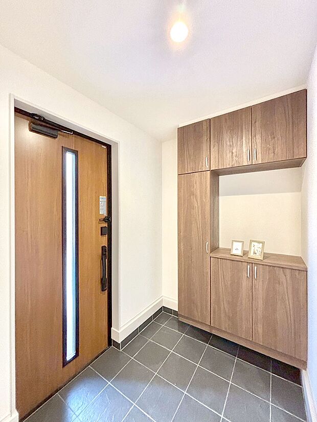 明るい玄関はお客様をお出迎えするのにぴったりです!