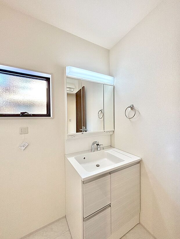 明るい洗面所は毎朝の身支度も楽しくできちゃいそうです。