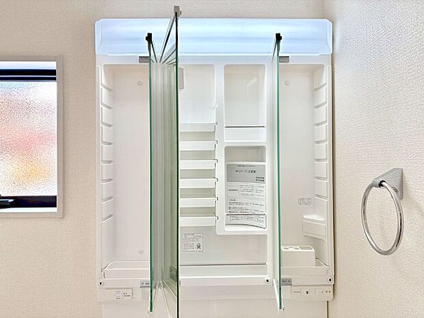 三面鏡の裏に、化粧品や衛生用品などを収納可能。洗面台をすっきりと保ちます!