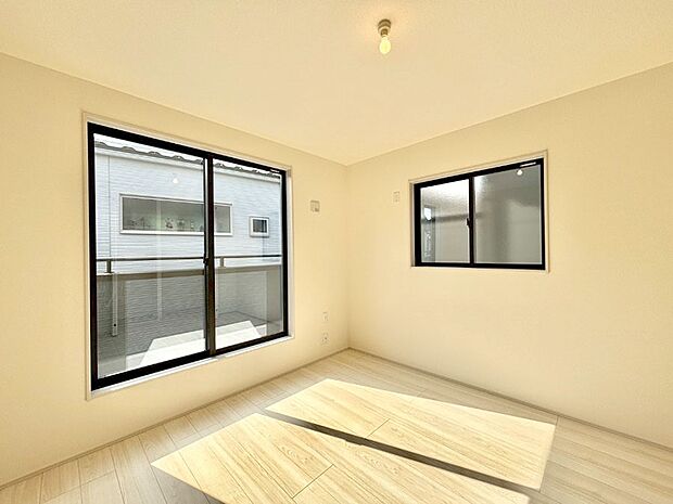 バルコニーが開放感をプラスしてくれる洋室