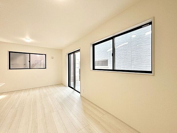 明るい陽光が注ぎ、寛ぎの雰囲気に満たされるダイニング。