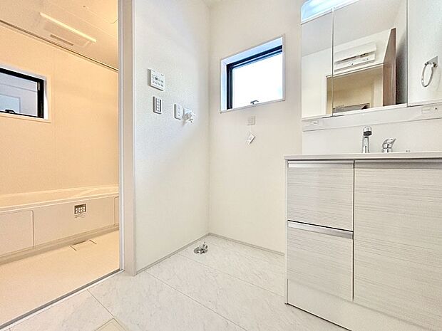 清潔感のある快適空間です。毎日の身支度も気持ち良くお使い頂けます。