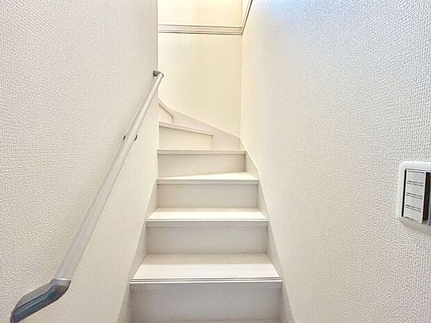 安全性を考慮し階段には手すりを設置しています