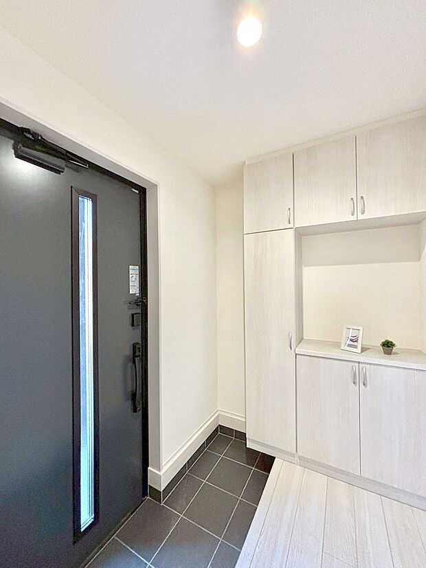 明るい玄関はお客様をお出迎えするのにぴったりです！ 