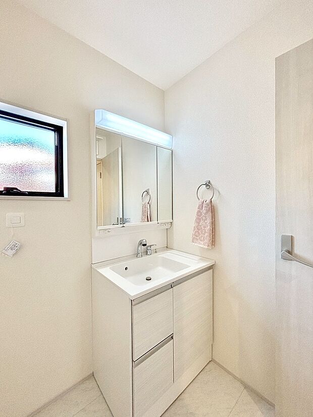 明るい洗面所は毎朝の身支度も楽しくできちゃいそうです。