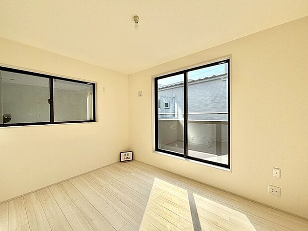 明るいバルコニーサイドに洋室を設置。目覚めの良い寝室に。