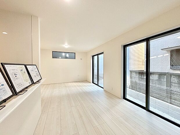 大きな窓からたっぷりの陽光と風を感じられるリビング