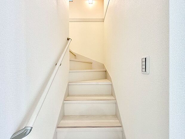 階段は手すり付きなので小さなお子さまやご高齢の方も安心です