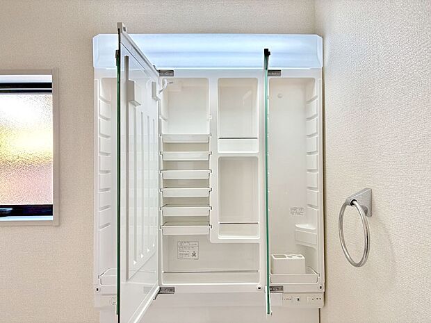 三面鏡の裏に、化粧品や衛生用品などを収納可能。洗面台をすっきりと保ちます!