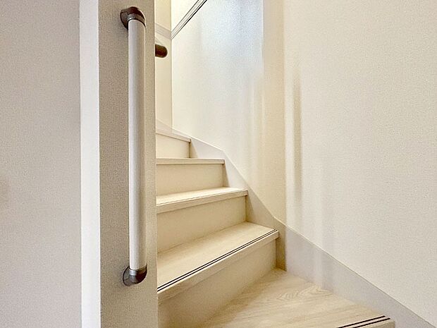 安全性を考慮し階段には手すりを設置しています