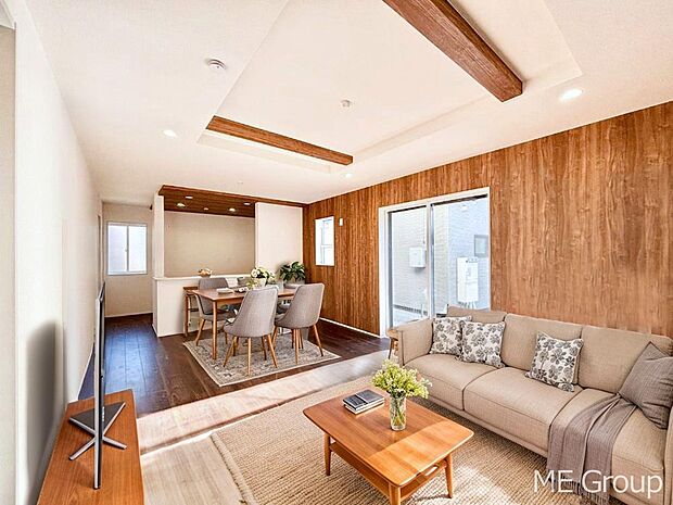 ご家族の賑やかな話し声で包まれる明るいリビング ※家具はCGです