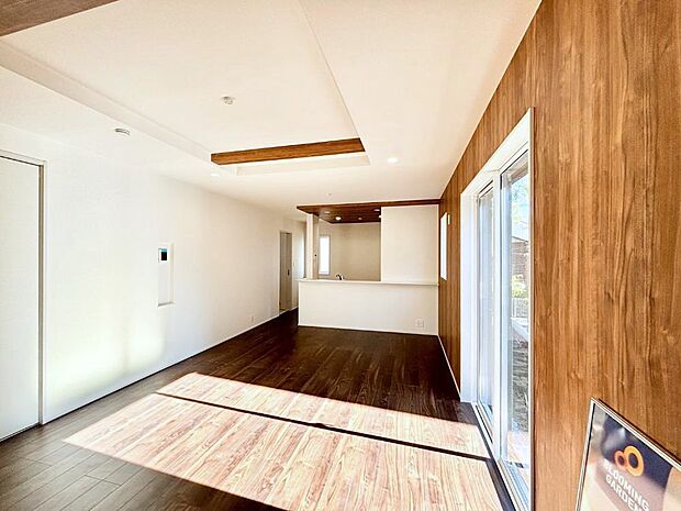 大きな窓からたっぷりの陽光と風を感じられるリビング