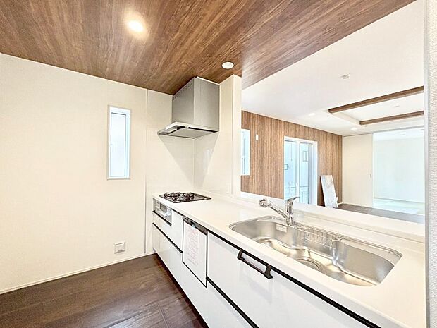 リビングで遊ぶお子様を見守りながらお料理ができる対面キッチン。  