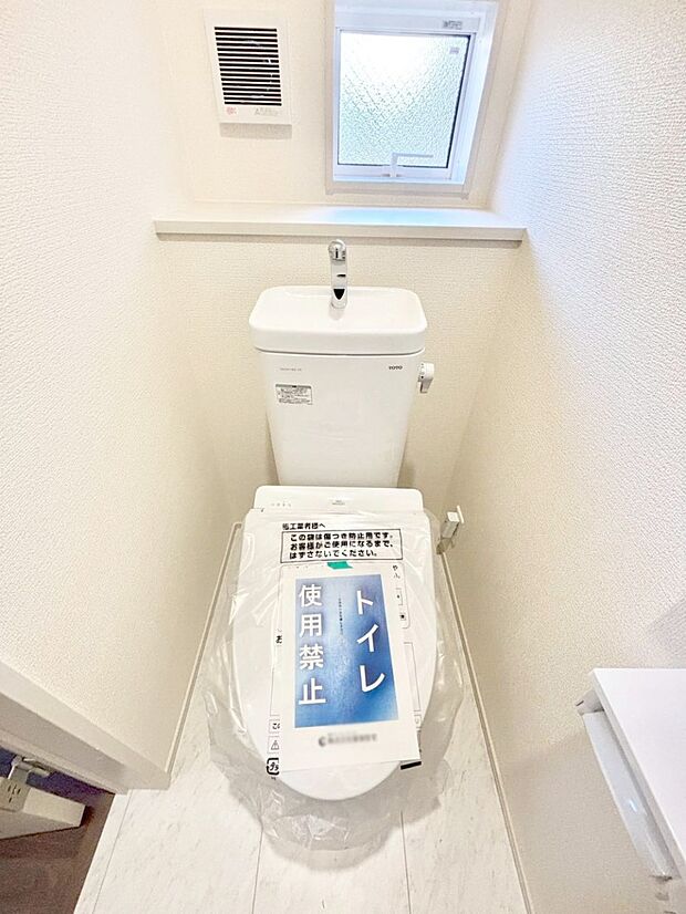明るく清潔感のあるトイレです。   
